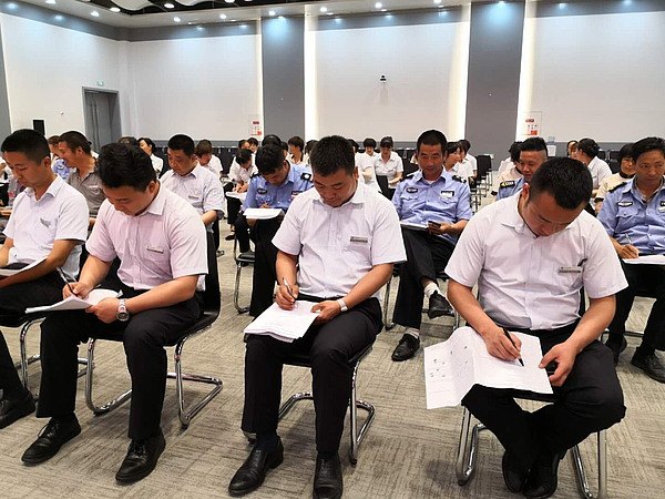 筆試考場員工們在認(rèn)真作答.jpg